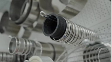 Duvardaki kancalara asılı çeşitli metal ve plastik mutfak aletlerinin yakın çekim görüntüsü, etkin bir organizasyon ve depolama çözümleri sergiliyor..
