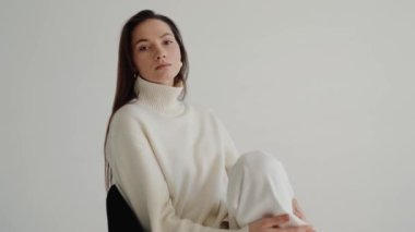 Güzel bir kadının pürüzsüz ve sağlıklı bir teni var. Kameraya sevgiyle bakan nazik kadın portresi. Güzel gözlü bir manken. Kozmetik ve yaş karşıtı estetik cerrahi. Yüz gerdirme.