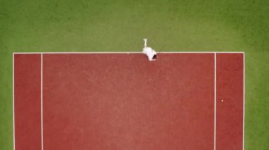 Bir kadın profesyonel ve dinamik bir şekilde tenis oynar. Hafta sonları ve pazar günleri dinlenmek için. Arkadaşlarla aktif spor oyunu. Tenis oyuncusu iş başında. Tenis maçı. Hava, insansız hava aracı atışı.