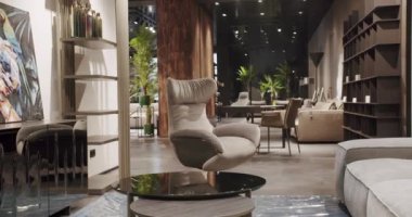 Modern Gri kumaş kanepe. Yastıklı tekstil döşeme kanepesi. Modern ve çatı katı, modern oturma odasındaki güzel beyaz kanepe. Huzur Evi 'ndeki modern kanepe. İskandinav iç mimarisi.