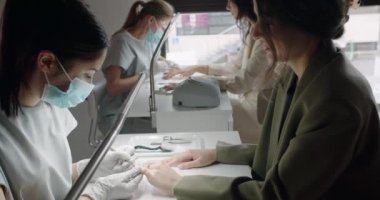 Manikürcü, müşterinin tırnak etlerini elektrikli bir manikür cihazıyla tedavi ediyor. Güzellik bakımı. Kişisel bakım çivi tedavisi için tıbbi manikür şart.