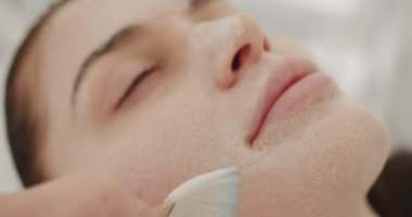Güzellik uzmanı kozmetik ürün jel soyma maskesini spatulayla, profesyonel bir klinikte müşteriler için kullanıyormuş. Cilt bakımı ve kozmetoloji spa konsepti. Cilt bakımı. yakın plan.