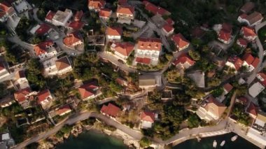 Yunanistan 'ın sahil kenti. Gün batımında deniz kenti havadan görünüyor..