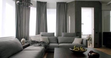Modern Gri Kanepe ve Perdeler oturma odasının modern iç tasarımı üzerine. Lüks Şık Oda Minimalist Abajur. Moda Moda Mobilya Dükkanı. Minimalist İç İşleri. Rahat Modern Mobilya. 