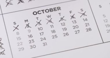 Ekim ayının önemli bir gününü işaretleyen tarihleri işaretlenmiş bir takvimin yakın plan görüntüsü. Planlama, planlama ve tarihle ilgili kavramlar için ideal.