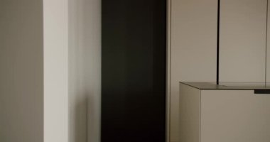 Minimalist bir iç mekan hafif ve karanlık bölgeler arasında ince bir zıtlık sergiliyor ve yumuşak, ortam aydınlatmasına odaklanıyor. İnce Karşıtlık ve Yumuşak Işıklı Minimalist İçişleri