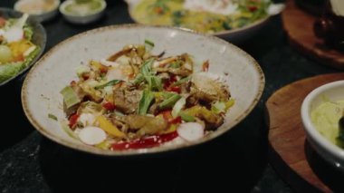 Canlı ve sağlıklı bir salata, çeşitli taze sebzeler ve rustik bir kasede servis edilen ızgara et. Besleyici bir yemek ya da hafif bir akşam yemeği için mükemmel. Sebzeli taze salata. Izgara et.