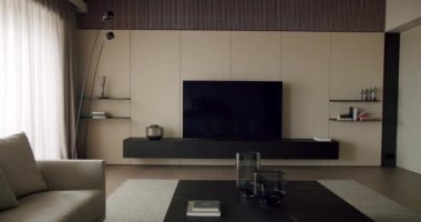 Tarafsız tonlara, sofistike mobilyalara ve temiz çizgilere sahip minimalist bir tasarım içeren şık ve modern bir oturma odası. Çağdaş bir ev için mükemmel. Modern Oturma Odası İçi