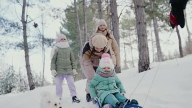 Dört kişilik neşeli bir aile, karlı bir ormanda neşeli bir gün geçirir. Kayak yapan çocuklar ve yanında yürüyen ebeveynler, kış mutluluğunu ve aile birlikteliğini somutlaştırır. Mutlu Aile Eğlencenin tadını çıkarıyor