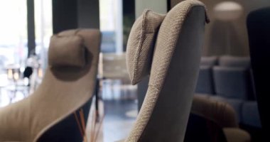 Modern bej koltuk. İç Güvenlik Bölümü. Modern tekstil koltuğu. Kumaşı ve tekstil modern kahverengi koltuğu kapat ve rahat bir sandalye çek. Modern Minimalist Evi. Zarafet ve konforlu ev, sıcak konforlu.