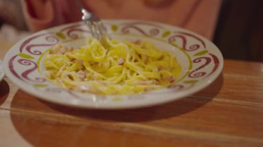 İtalyan makarnası. Carbonara peynirli spagetti. Parmesan peynirli beyaz kase. Yaklaş. Restoranda yemek. Lezzetli yemekler. Spagetti Cabonara jambon peyniri. Fettuccine makarna pişiriyorum. İtalyan mutfağı. Gıda arkaplanı.