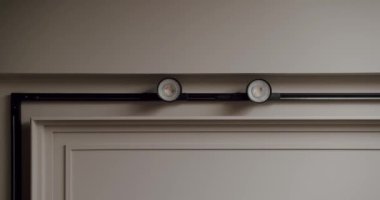 Modern bir minimalist aydınlatma armatürünün yakın çekimi şık ve dokulu bir duvara monte edilmiştir. Yaşam alanlarında basitlik ve işlevselliğin vurgulanması, çağdaş iç tasarım için ideal.