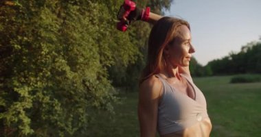 Kas Kol Sporu Egzersizi. Spor giyim fitness. Yoğun Antrenman. Fiziksel Formda Etkinlik. Fitness Egzersizi Spor Eğlencesi. Spor kıyafetli güzel bir kadın dambıllarla egzersiz yapıyor..