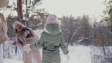 Soğuk mevsimde ailenin sıcaklığını somutlaştıran, karla kaplı bir ormanda oynarken ve gülerken çekilmiş neşeli bir aile anı. Aile Ormanda Karlı Kış Gününün Tadını Çıkartıyor