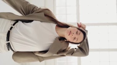 Güzel bir kadının pürüzsüz ve sağlıklı bir teni var. Sevgiyle kameraya bakan nazik kadın portresi. Beyaz arka planda tatlı bir kız gülümsüyor. Cilt bakımı, kozmetik ürünleri ve yaş karşıtı estetik cerrahi