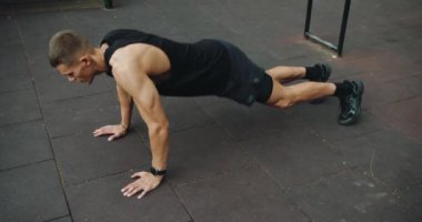 Genç kaslı erkek spor alanında çapraz antrenman yapıyor ve egzersiz yapıyor. Aktif yaşam tarzı konsepti. Açık hava fitness parkı. Sağlıklı yaşam için çalışıyor. Spor ve spor yaşam tarzı. egzersiz.