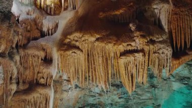 Portekiz 'deki bir mağaranın doğal güzelliklerini kahverengi sarkıtlar ve dikitler ile keşfedin. Jeolojik güzellikler sergiliyorlar. Portekiz mağarasında şaşırtıcı Stalactites ve Stalagmitler