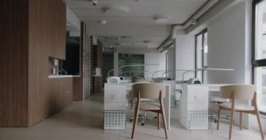 Zarif ve çağdaş manikür salonu şık, minimalist mobilyalar ve temiz bir düzen. Güzellik ve sağlık alanları için ideal. Moda Mobilya ve Tasarım ile modern Manikür Salonu İçi