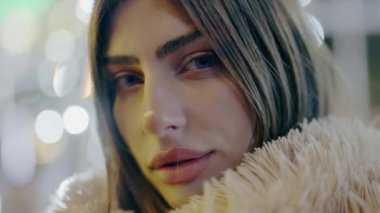 Alacakaranlık Sokağı 'ndaki lüks kadının portresi. Geceleri şehir merkezinde poz veren güzel bir kadın. Sokaktaki güzellik kraliçesi. Akşam şehirde yürürken kameraya bakan kendine güvenen muhteşem bir kadın.