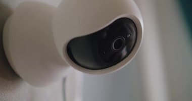 Çocuk uyurken onu izlemek için hareket sensörlü modern dijital cihaz. Güvenlik kameraları, güvenlik bölgesini ev güvenlik sisteminden izlemek için. Güvenlik kameraları evin içinde..