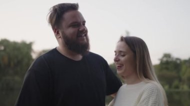 Alacakaranlık çöktüğünde genç çift sakin bir göl kenarında şefkatli bir kucaklaşmayı paylaşıyor. Bu romantik an, aşkı ve sevgiyi doğal bir ortamda yakalar. Resimli Göl 'ün Sevgi Dolu Çifti