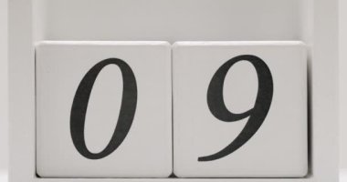 Takvimde kullanılan beyaz tahta bloklarda gösterilen 09 sayısının yakın plan görüntüsü. Tahta Blok Takviminde 09 numaraya yakın çekim