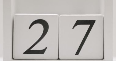 Takvim tarihleri ve geri sayımlar için uygun beyaz tahta bloklarda 27 numaranın yakın plan çekimi. Temiz ve minimalist tasarım. Takvim ya da Geri sayım için Tahta Bloklar 'da 27 Numara olarak gösterilen tarih