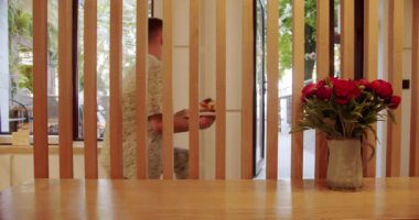 Ahşap iç kısımdaki modern restoran kafesi. Ahşap çizgiler, tahta duvar. Ahşap sandalyesi ve masası olan modern minimalist bir kafe. Modern ahşap sandalye ve masa. Çevre dostu kafe..