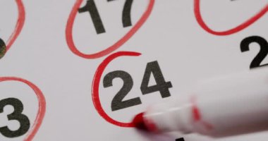 Kırmızı ile işaretlenmiş 24 tarihli bir takvimin yakın plan görüntüsü, hatırlatıcıları veya özel olayları gösterir. Zaman yönetimi, planlama ve planlama kavramları için kullanışlı.