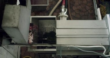 Kader süreci, makineden çıkan üzümlerin yığını. Destemming Machine 'den çıkarılmış meyveli üzüm kökleri. Tirbüşon ezici. Üzüm sıkma.