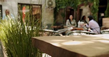 Sokak kafesi. Modern Terrace. Boş restoran. Sokaktaki kafede siyah modern Charis 'li ahşap masalar. Yaz sabahları boş bir kafe. Modern açık hava kafesi..