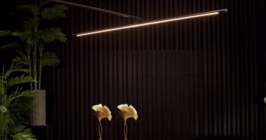 Siyah minimalist ve modern doğrusal zemin lambası. İçi siyah ve ahşap çizgili. Işıklandırma ekipmanlarıyla minimal iç mekan. Modern lamba. Şatafatlı Avize.