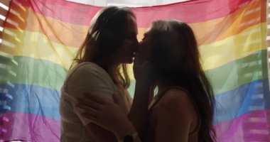 Bir çift, Igbt ve lezbiyen kadınlar evde. Sarılın ve birbirinize sarılın. Sevgi ve öpücük, romantizm ve eğlenen lezbiyen çiftin portresi. Lezbiyen aile. Sevgi ve desteği paylaşan iki kadın, sarılmalar..