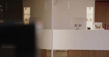 Zarif ahşap aksanlı ve şık dekorlu minimalist iç tasarımı olan modern bir güzellik salonu. Güzellik ve yaşam tarzı teması için ideal. Modern Güzellik Salonu İçi