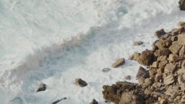 Çarpışan Dalgalar 'la Rocky Coastline. Portekiz 'in engebeli kayalık kıyı şeridine çarpan dinamik dalgalar deniz yoluyla doğanın güzelliğini ve gücünü gösteriyor..