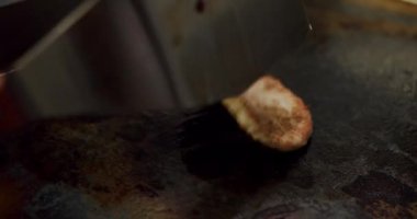 Lezzetli hamburgerler hazırlıyorum. Köfteli taze burger. Profesyonel Lokanta Mutfağında Yemek Pişirmek. Kişi Yemek Hazırlama Yemeği. Lezzetli Hamburger Tabağı yapıyorum. Izgara et..