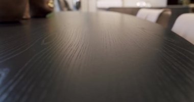 Ahşap masalı ve modern şezlonglu mutfak yemek odası. Yeni moda mobilyalarla dolu güzel bir mutfak. Modern apartman. Yemek Alanı ve Şık ve Çağdaş Boş Ev Salonu.