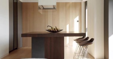 Yeni moda mobilyalarla dolu güzel bir mutfak. Açık Ahşap Duvar ve Zemin. Modern mutfak ve bar kahverengi sandalyeler minimalist dairede mutfak odasında. Doğal ahşaptan yapılmış minimalist mutfak odası
