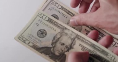 Neredeyse tüm Amerikan dolarlarının elle sayıldığı görüntüler. Tüm Amerikan dolarları elinde. Konsept Finans İş Yatırımı Başarı. Amerika 'nın zengin iş ekonomisi. Finans İşletme Yatırımı Başarı