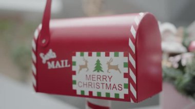 Noel Baba 'ya gelen mektuplar için Noel süslemeli posta kutusuna yakın çekim. Yeni yıl tatilinde çocuklara dilek göndermek için dışarıda kırmızı posta. Şenlikli Xmas posta kutusu tasarımı. Bir posta kutusu. Posta Kutusu Noel.