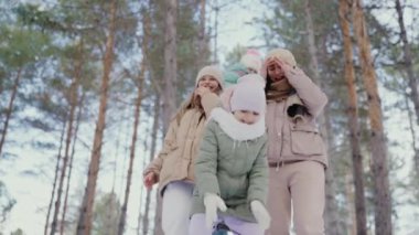 Karlı bir ormanın ortasında neşeli bir kartopu savaşı yaparlarken çekilen neşeli bir aile anı. Görüntü mutluluk, yakınlık ve kış eğlencesi yayar. Aile Kartopu Oyununun Tadını Çıkartıyor