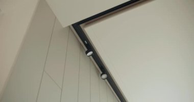 Çağdaş bir ev düzeninde parlak bir sürgülü kapı mekanizmasına sahip minimalist bir mimari tasarım, temiz çizgiler ve modern estetiği vurguluyor. Zarif Sürgülü Kapı 'nın yer aldığı Modern Ev Tasarımı