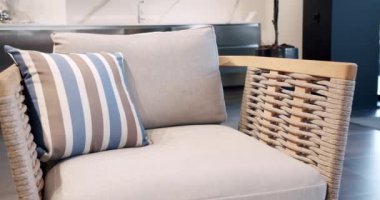 Bahçe mobilyaları, Modern Lüks Villa. Minimalist daire. Açık masa ve bahçe parkı için sandalyeler. Lüks villa için modern sandalyeler, minimalist sandalyeli ve masalı Summer Terrace mobilyaları..