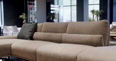 Modern Gri ve Bej kumaş kanepe. Yastıklı tekstil döşeme kanepesi. Modern Daire, modern oturma odasındaki güzel bej kanepe. Huzur Evi 'ndeki modern kanepe. İskandinav iç mimarisi.