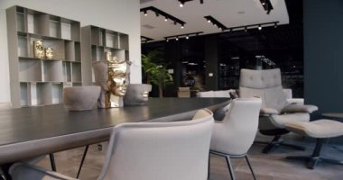Ahşap masalı ve modern şezlonglu mutfak yemek odası. Yeni moda mobilyalarla dolu güzel bir mutfak. Modern apartman. Şık ve Çağdaş Boş Ev 'de Yemek Alanı. Dolly vurdu..