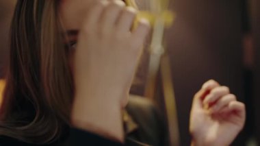 Çarpıcı mavi gözleri, kırmızı ruju, dalgalı sarı saçları, özgüven ve güzelliği çağrıştıran çarpıcı yakın plan bir kadın portresi. Genç Güzel Bir Kadının Yakın Çekim Portresi