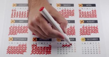 Zaman yönetimi, geri sayım ve programlama faaliyetlerini gösteren kırmızı işaretli bir takvimde el işaretleme günlerinin yakın çekimi. Takvimdeki El İşaretleme Günleri İzleme Zamanı İçin Kırmızı İşaretleyici ile