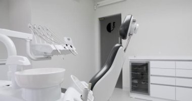 Modern Dişçi Ofisi. Diş bakımı kavramı. Modern diş hekimi. Dişçi koltuğu ve diğer aksesuarlar. 