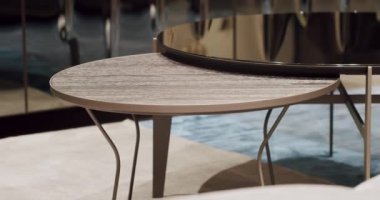 Modern Minimalist Yuvarlak Masa Çağdaş İçişleri 'nde oturma odasında. Ev lüks dekorasyonu. Çatı katı konforlu daire.