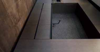 Modern ve geniş ahşap mutfak odası. Modern Krom Musluk. Yeni Ev 'de minimalist tasarım. Gerçek Lüks Tasarım İçi. Neo-klasik tarz, samimi bir iç mekan. Dikey video.